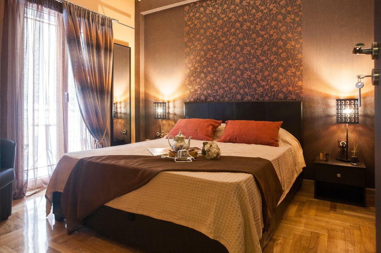 Pretty Rooms In Gold And Blue Apartment In Safe Central Area Athens Luaran gambar
